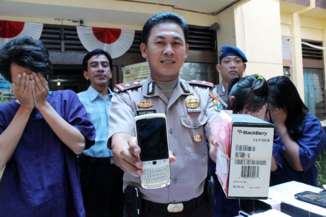 Gadaikan BB Palsu Pasutri Dibekuk Polisi