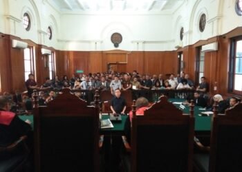 Bos PT GBP Henry J Gunawan Divonis 2,6 Tahun Penjara, Ratusan Pedagang Pasar Turi Sujud Syukur