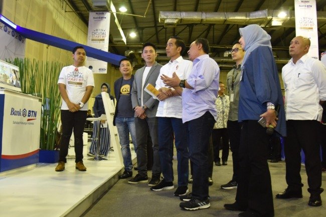 Presiden Jokowi meninjau salah satu stan pada pembukaan Digital Startup Connect 2018 di Kartika Expo, Balai Kartini, Setiabudi, Jakarta, Jumat (7/12)