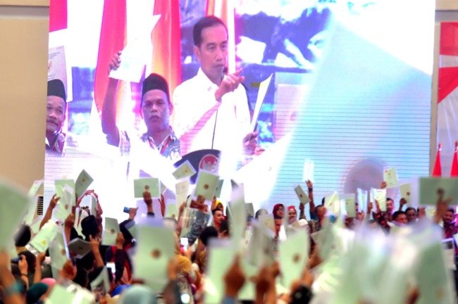 Jokowi: Hati-hati ‘Sekolahkan’ Sertifikat Tanah ke Bank