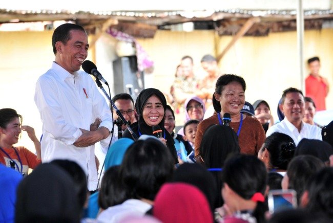 Bertemu Penerima Mekaar, Jokowi: Kalau Sudah Dibantu, Usahanya Nambah Dong