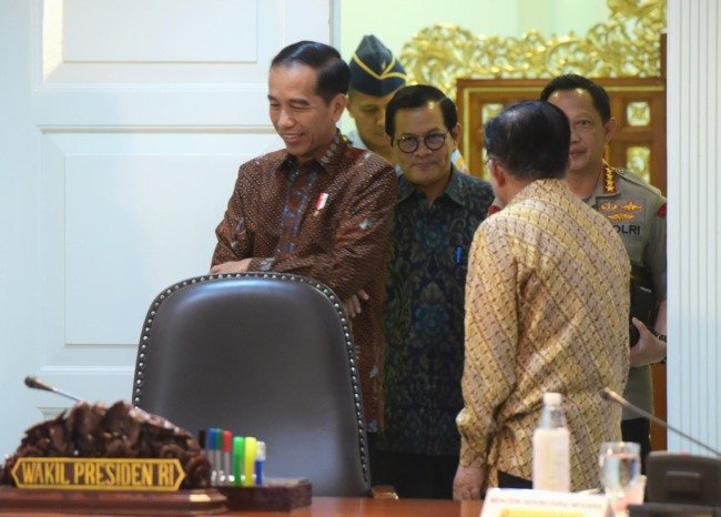 Presiden Jokowi didampingi Wapres, Seskab, dan Kapolri masuk ke ruang ratas di Kantor Presiden, Jakarta, Selasa (8/1)