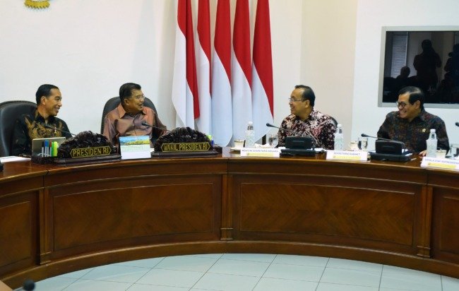 Presiden Jokowi, Wapres Jusuf Kalla, Mensesneg, dan Seskab sama-sama tersenyum saat berbincang sebelum rapat terbatas, di Kantor Presiden, Jakarta, Rabu (23/1)