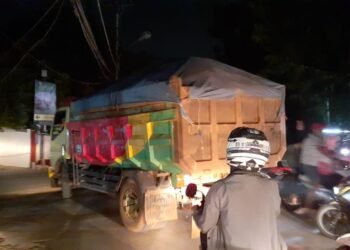 Aktifitas Truk Pembawah Tanah Galian di Jalan Pramuka di Stop Warga