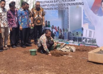 Mentan Amran Letakan Batu Pertama Kampus Politeknik Enjiniring Pertanian Indonesia