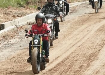 Kendarai Motor, Presiden Jokowi Jajal Jalan Perbatasan Kalimantan