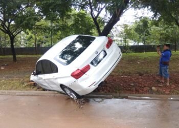 Mobil BMW Putih Yang Terseret Banjir Ternyata Milik WNA di Tangsel