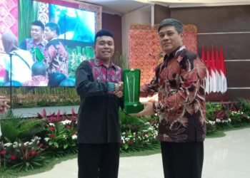 Wagub Lemhannas RI Serahkan Anugerah Kepada Stafsus Presiden