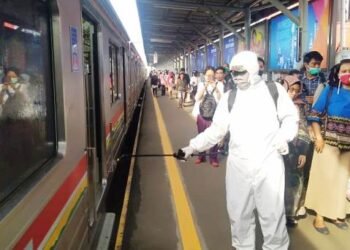 Airin Diany Pimpin Penyemprotan Disinfektan di Stasiun Rawa Buntu