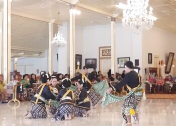 Tujuh Profesor Suguhkan Tarian Jawa “Beksan Pitutur Jati”