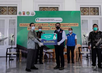 Lawan COVID-19, Mendag Serahkan Bantuan Rp5,4 Miliar