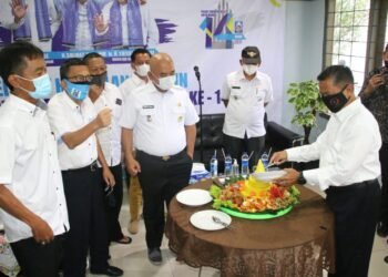 Peringati HUT ke 14, PDAM TP Kota Bekasi Potong Tumpeng
