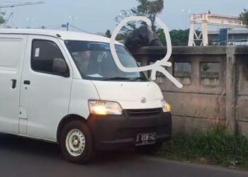 Viral Pengemudi Mobil Van Buang Sampah ke Kalimalang