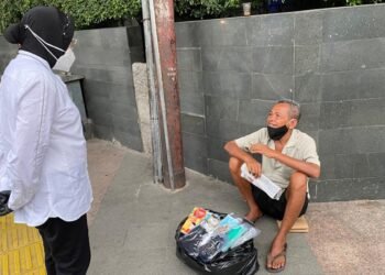 Bertemu Gelandangan, Risma: Ibu Mau Ikut Saya? Nanti Saya Kasih Tempat Tinggal