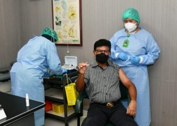 Menteri Johnny G. Plate Jalani Vaksinasi Covid-19 Dosis Kedua