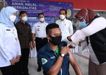 Jokowi Tinjau Vaksinasi Massal Bagi Pedagang Pasar