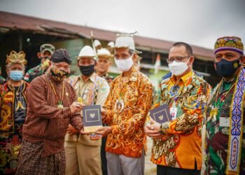 Tiga Pakaian Adat Bertemu: Pangdam Mulawarman Saksikan Penyerahan “Masyarakat Pancasila”