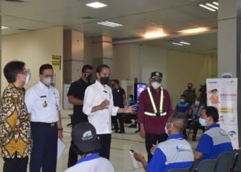 Tinjau Vaksinasi di Pelabuhan Tanjung Priok, Presiden: Semoga Para Pekerja Terlindungi