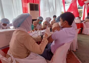 Vaksinasi yang langsung menyentuh masyarakat itu juga dilakukan serentak dengan proses vaksin untuk 30 ribu pelajar SMP dan SMA di 14 provinsi se-Indonesia