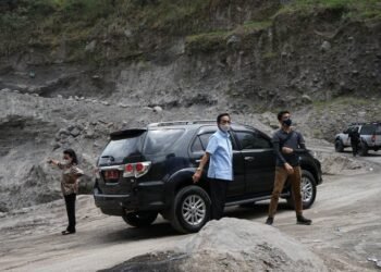 Sri Sultan HBX dalam kunjungan yang dilakukan tanpa protokoler itu mengajak GKR Hemas, putri keduanya GKR Condrokirono, dan cucunya RM Gusti Lantika Marrel Suryokusumo berkeliling di sejumlah lokasi penambangan.