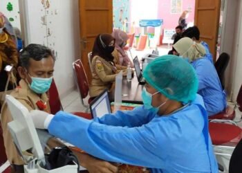 Vaksinasi Covid-19 untuk tenaga pengajar di Kota Bekasi. Dinas Pendidikan Kota Bekasi mendata 95% atau 18.847 guru telah mendapat vaksinasi hingga Rabu, 6 Oktober 2021.