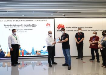 Pusat Inovasi Huawei ini terbuka bagi periset, akademisi, maupun publik yang ingin belajar lebih banyak tentang solusi teknologi yang sedang diadopsi Huawei sebagai solusi berbagai persoalan yang dihadapi berbagai sektor dan industri.