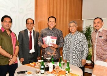 Buku yang berasal dari disertasi tersebut menyajikan dua teori, tentang Filsafat Pancasila dan tentang Demokrasi Pancasila.