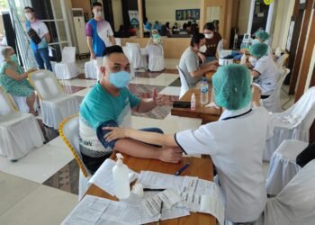 Vaksinasi yang kami selenggarakan hari ini adalah bagian dari vaksinasi gotong royong yang telah diselenggarakan Sequis sebelumnya pada 21 Mei 2021 untuk sekitar 500 karyawan Sequis di kantor pusat.