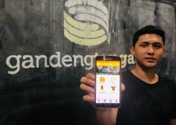 Dalam surat keputusan OJK dengan nomor KEP-89/D.05/2021 disebutkan bahwa PT Kreasi Anak Indonesia yang menaungi GandengTangan mendapat izin usaha perusahaan penyelenggara layanan pinjam-meminjam berbasis teknologi informasi.