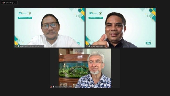 (kiri atas ke kanan bawah) Direktur Eksekutif Yayasan BSMU, Sukoriyanto Saputro; Dewan
Pembina Yayasan BSM Umat sekaligus Direktur Sales & Distribution BSI, Anton Sukarna; dan
Komisaris Utama BSI, Adiwarman Azwar Karim ketika hadir dalam program pembinaan
untuk peraih atau awardee BSI Scholarship Prestasi yakni “Learn with Expert”, pada Sabtu,
(5/2).