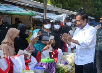 Serahkan Bansos di Cirebon, Presiden: Untuk Modal Usaha, Bukan Buat Beli Handphone
