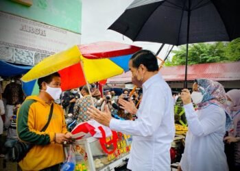 Presiden Bagikan BLT Rp 300 Ribu dan BMK Rp1,2 Juta di Pasar Angso Duo Jambi