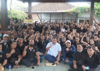 Anggota Komisi VI DPR I Nyoman Parta berbaju putih