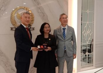 Wakil Ketua Komisi X DPR RI Agustina Wilujeng yang mendampingi Puan saat menerima Young-Soo Jang mengatakan, Puan akan mendapat gelar Doktor Honoris Causa dalam bidang political science.