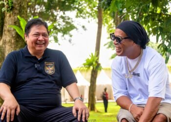 Ketum Golkar Airlangga bersana legenda sepakbola Ronaldhino