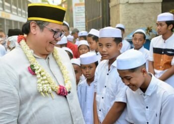 Setelah bersilaturahmi ke Pondok Pesantren Nurul Jadid, Ketua Umum Partai Golkar Airlangga Hartarto, masih didampingi sejumlah pengurus DPP Partai Golkar dan DPD Golkar Jawa Timur serta Kabupaten Probolinggo, melanjutkan kunjungan silaturahmi ke Pondok Pesantren (Ponpes) Zainul Hasan, Genggong, Desa Karangbong, Kecamatan Pajarakan, yang diasuh oleh Ketua Majelis Ulama Indonesia (MUI) Jawa Timur, KH. Moh. Hasan Mutawakkil Alallah. Rabu (14/9).