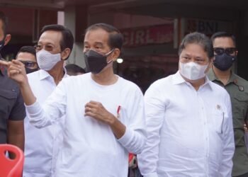 Presiden Joko Widodo dan Menko Perekonomian Airlangga Hartarto