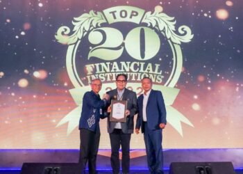 Dirut PT Bank DKI Fidri Arnaldy Menerima Penghargaan Top 20 Financial Institution