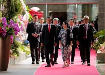 Ketua DPR RI Dr. (H.C) Puan Maharani bersama Presiden Republik Indonesia Joko Widodo saat berjalan menuju pembukaan acara ASEAN-AIPA Leaders Interface Meeting di Labuan Bajo, Rabu (10/5/2023)./Foto: Pemberitaan DPR