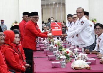 Daftarkan Caleg ke KPU, Hasto PDIP: Bu Mega Sampaikan Komitmen Dukungan ke KPU