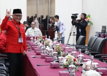 Hasto Pimpin Rombongan PDIP Daftar Ke KPU, Krisdayanti Hingga Happy Djarot Ikut Defile Kebudayaan