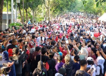 Sapa Warga Bandung Pakai Kaos Indonesia Menggugat, Ganjar Ingatkan Perjuangan Bung Karno