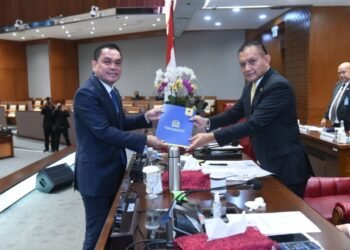 Charles Meikyansah menyerahkan pandangan Fraksi Partai NasDem atas Pelaksanaan APBN 2022/Foto: Dok DPR