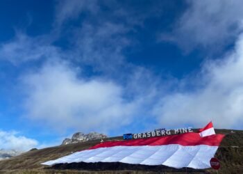 Pecahkan Rekor Dunia: PT Freeport Indonesia Bentangkan Bendera Raksasa di Puncak Grasberg