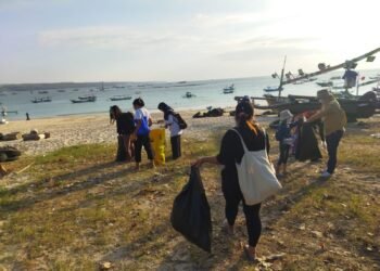 Sambut WCD 2023, Paguyuban Social Project Bali Kumpulkan Sampah di Pantai Kelan