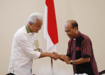 Ganjar Terima Kenangan Replika Tongkat Uskup Agung, Sarat Makna Kepemimpinan