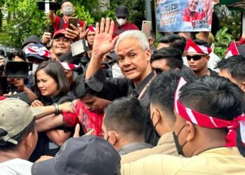 Tiba di Tugu Proklamasi, Ganjar Disambut Meriah Massa Pendukung