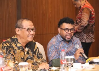 Senator Papua Barat, Dr. Filep Wamafma (Kanan) selaku Ketua Tim Penyusunan dan Pembahasan UU Otsus Nomor 2 tahun 2022 dari DPD RI