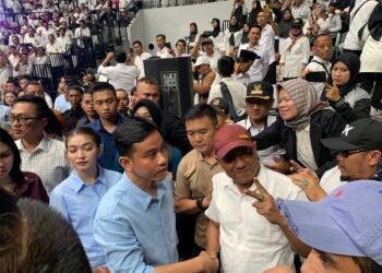Cawapres Gibran Rakabuming Raka menghadiri acara “Silaturahmi Nasional Desa 2023" di Kompleks Gelora Bung Karno, Jakarta, Minggu (19/11/2023)/Sumber Foto: Kompas.id