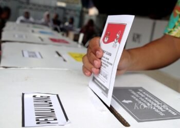 Warga memasukkan surat suara dalam pemungutan suara ulang di TPS 71 Kelurahan Cempaka Putih, Kecamatan Ciputat Timur, Tangerang Selatan, Banten, Rabu (24/4/2019)/Foto: Kompas.id